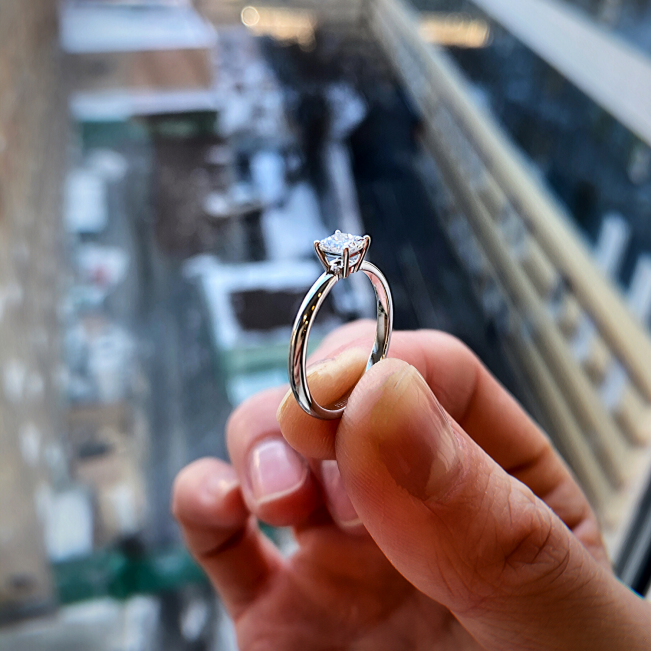 プリンセスカットダイヤモンドの婚約指輪 - 写真 5