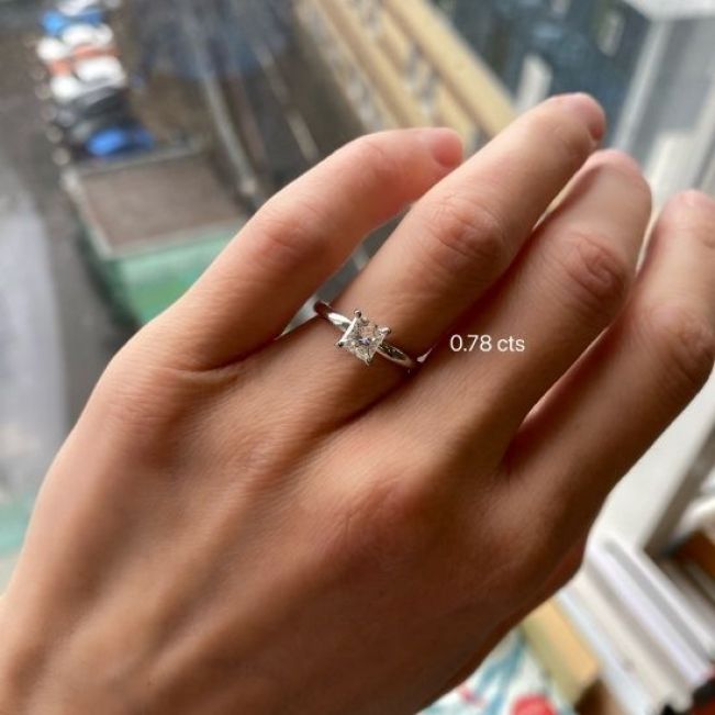 プリンセスカットダイヤモンドの婚約指輪 - 写真 2