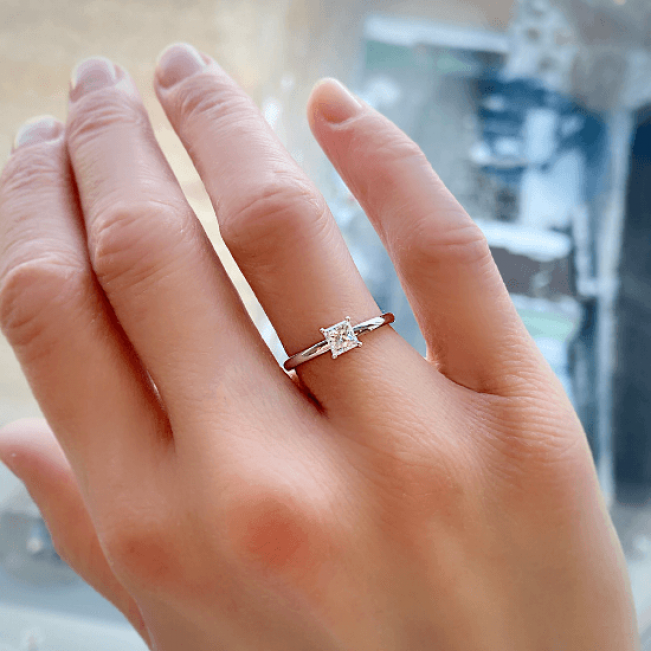 プリンセスカットダイヤモンドの婚約指輪 - 写真 1