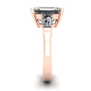スリーストーン エメラルドとバゲット ダイヤモンドの婚約指輪 ローズゴールド - 写真 2