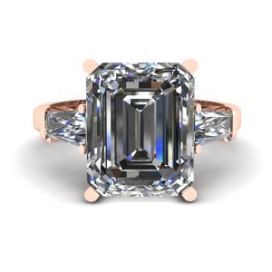 スリーストーン エメラルドとバゲット ダイヤモンドの婚約指輪 ローズゴールド