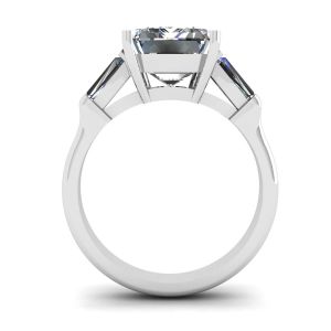 スリーストーン エメラルドとバゲット ダイヤモンドの婚約指輪 - 写真 1