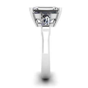 スリーストーン エメラルドとバゲット ダイヤモンドの婚約指輪 - 写真 2
