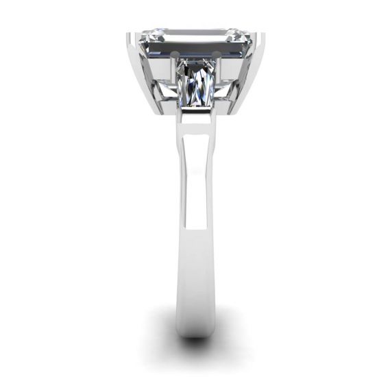 スリーストーン エメラルドとバゲット ダイヤモンドの婚約指輪,  画像を拡大する 3