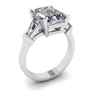 スリーストーン エメラルドとバゲット ダイヤモンドの婚約指輪 - 写真 3