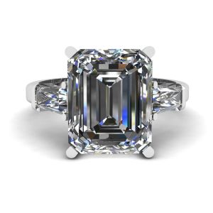 スリーストーン エメラルドとバゲット ダイヤモンドの婚約指輪