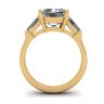 スリーストーン エメラルドとバゲット ダイヤモンドの婚約指輪 イエロー ゴールド, 画像 2