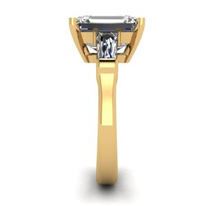 スリーストーン エメラルドとバゲット ダイヤモンドの婚約指輪 イエロー ゴールド - 写真 2