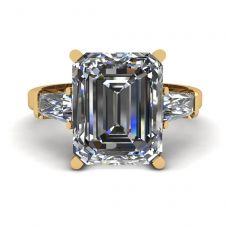 スリーストーン エメラルドとバゲット ダイヤモンドの婚約指輪 イエロー ゴールド