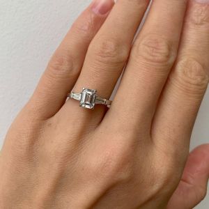 スリーストーン エメラルドとバゲット ダイヤモンドの婚約指輪 - 写真 4