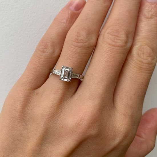 スリーストーン エメラルドとバゲット ダイヤモンドの婚約指輪,  画像を拡大する 5