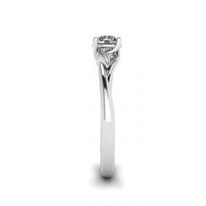 自然をインスピレーションにしたダイヤモンドの婚約指輪 - 写真 2